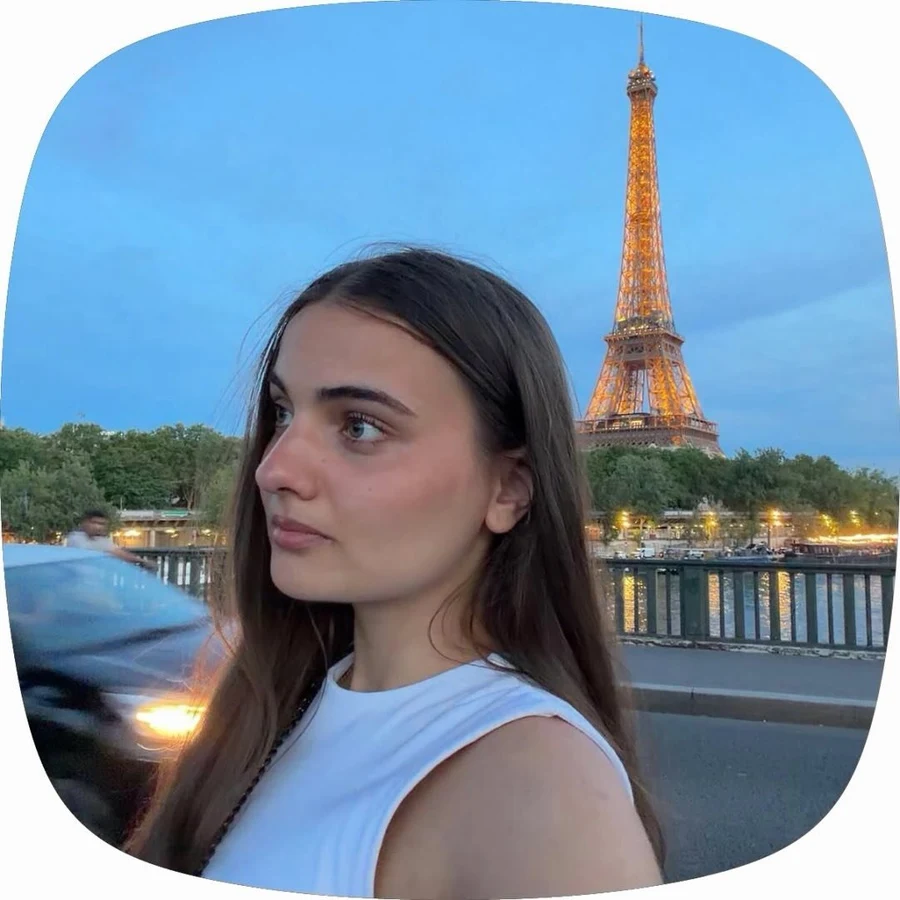 Dorina, profesoară de franceză, la Paris